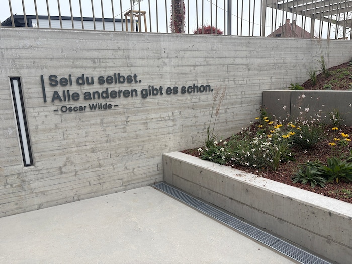 Moderne Linien ziehen sich durch die ganze Schule.