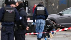 Die Kriminalpolizei untersucht den Tatort nach den Schüssen.