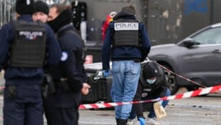 Die Kriminalpolizei untersucht den Tatort nach den Schüssen.