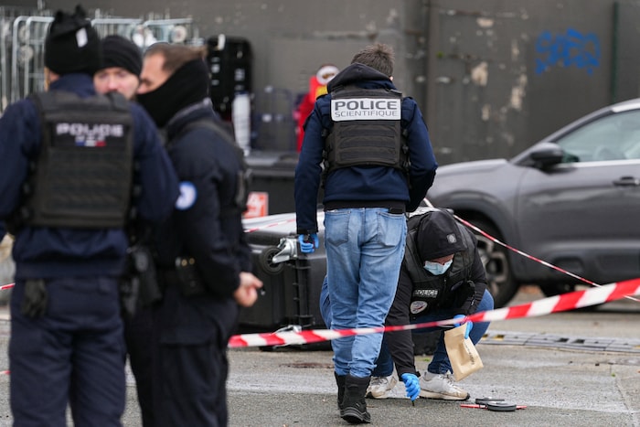Die Kriminalpolizei untersucht den Tatort nach den Schüssen.