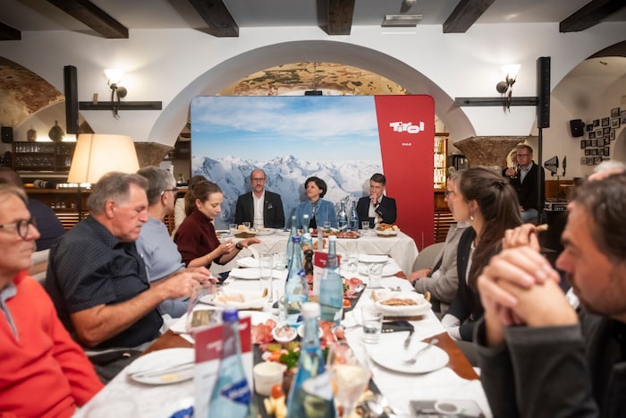 Der Saal in der „Goldenen Gams“ in Kitzbühel war gut gefüllt – vorne die Referenten.