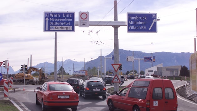 Der Kreisverkehr Salzburg-Mitte sorgt immer wieder für Schlagzeilen. 2001 ging es um ein ...