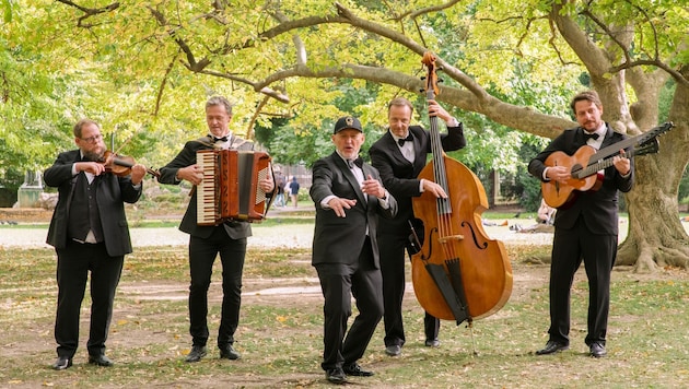 Tenor Wolfgang „Gratschi“ Gratschmaier (Mitte) und die vier Musiker des Tyrol Music Project ...