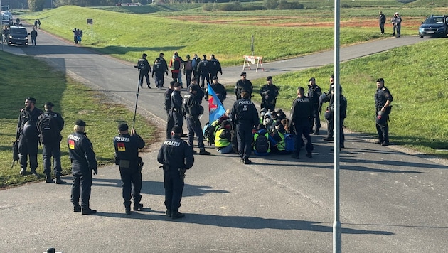 Bei der Demo in Jennersdorf im Burgenland war sogar das Sondereinsatzkommando Wega im Einsatz.