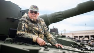 Oberstleutnant Christian Wehrschütz im „Leopard 2“ am Wiener Heldenplatz