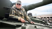 Oberstleutnant Christian Wehrschütz im „Leopard 2“ am Wiener Heldenplatz
