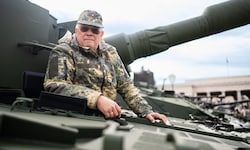 Oberstleutnant Christian Wehrschütz im „Leopard 2“ am Wiener Heldenplatz