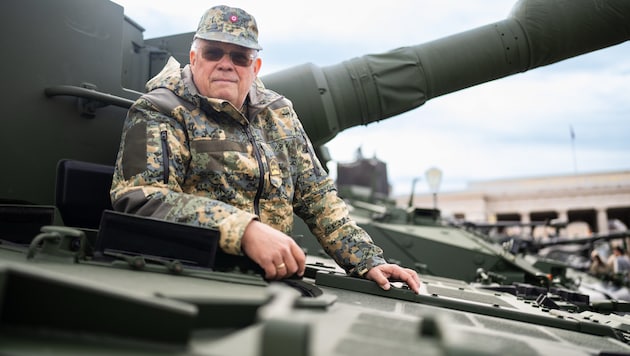 Oberstleutnant Christian Wehrschütz im „Leopard 2“ am Wiener Heldenplatz