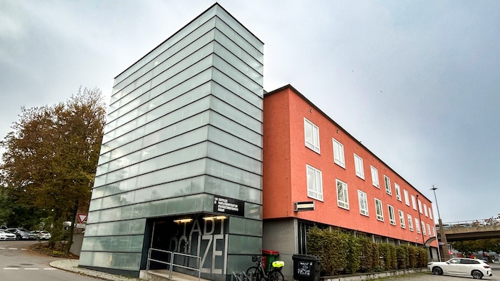 Die Bregenzer Stadtpolizei verlässt das Gebäude in der Bahnhofstraße.