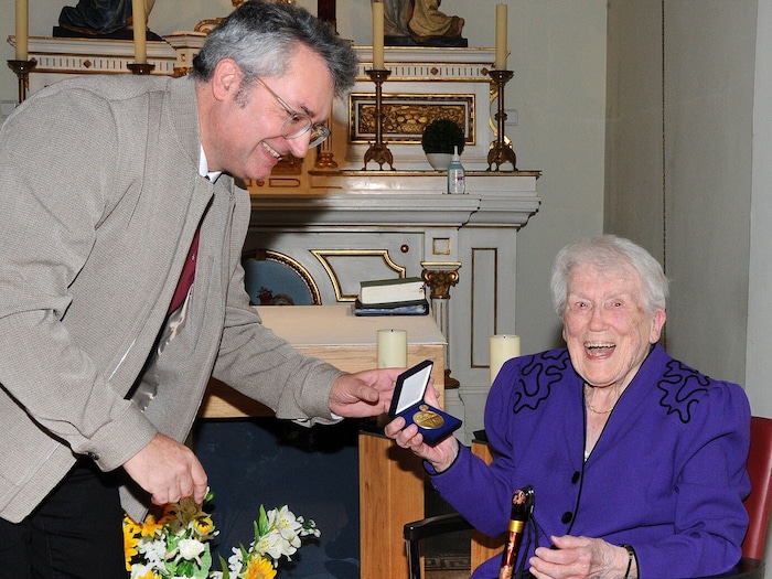 Gerlinde Gallauner bekam die Ehren-Medaille von Johann Kreuzpointner überreicht.