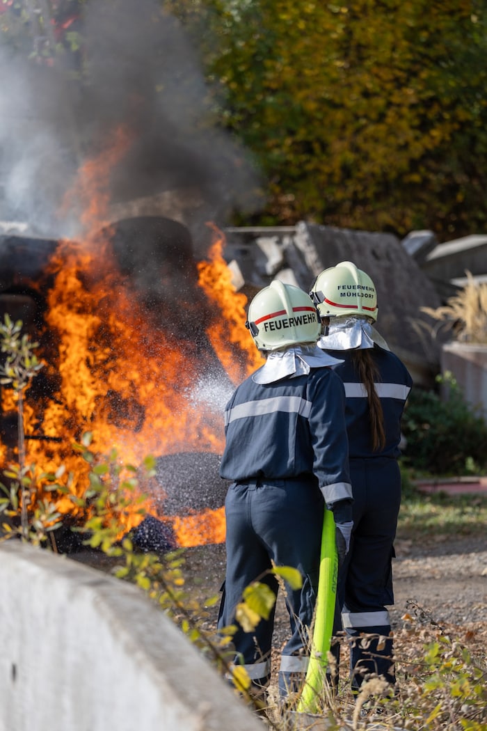 Bei der simulierten Massenkarambolage geriet auch ein Unfallfahrzeug in Brand und musste ...