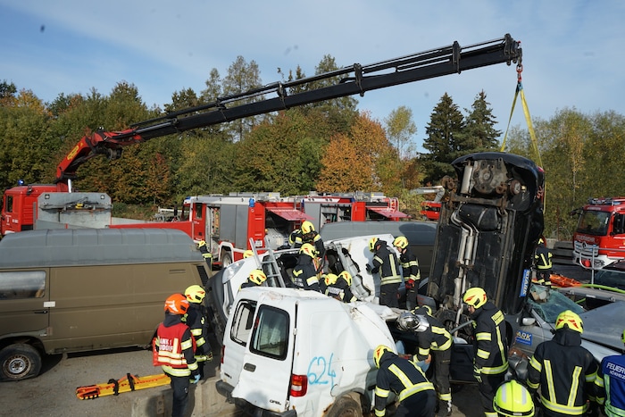 Bei der simulierten Massenkarambolage arbeiteten zahlreiche Feuerwehren gleichzeitig an der ...