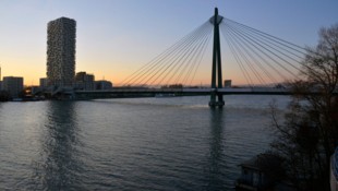 85 Meter hoch und mit Schrägseilen: Die Donaustadtbrücke ist eine der markantesten Brücken der ...