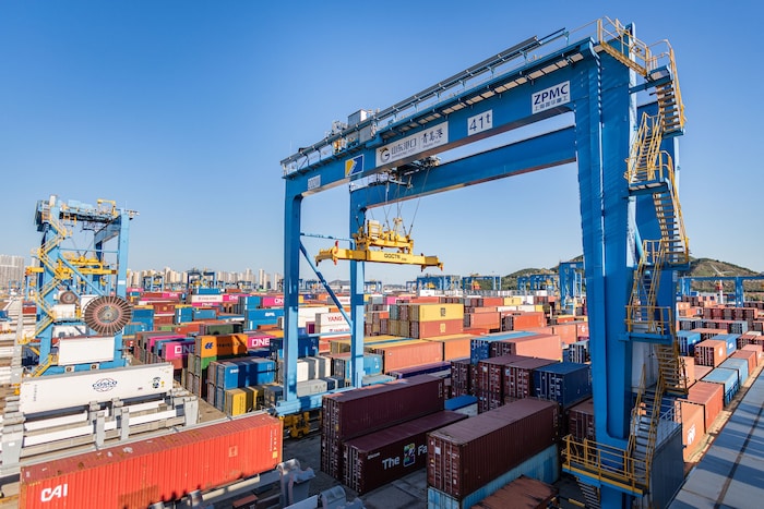 Top 4 weltweit: Der Hafenterminal in der Metropole Qingdao.