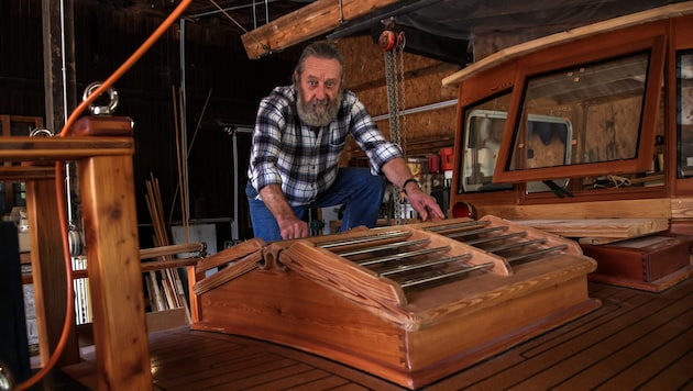 Arnold Panholzer auf dem Deck seines Schiffs: Dort ist alles selbst gebaut.