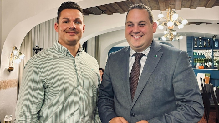 Beim Bürgerstammtisch mit Raphael Pensl (li.) und Philipp Könighofer wurde Kritik an den ...