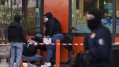 Der Angriff am Freitag in der Nähe von Paris dürfte rassistisch motiviert gewesen sein. Ein Mann ...