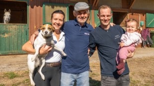 Die Familie Pucher: Julia, Papa Hans, Sonnenschein Elena, gerade neun Monate alt, mit ihrem Papa ...