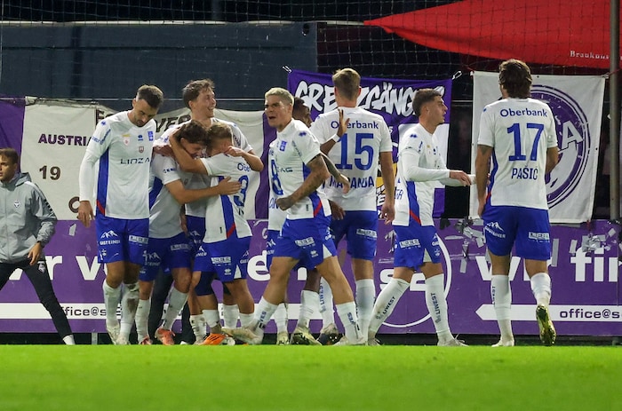 Blau-Weiß bejubelte im Stadion den Sieg, die Fans außerhalb.