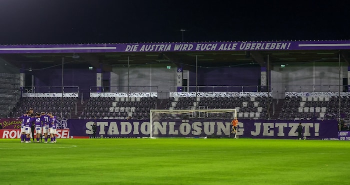 Die Kurve der Austria blieb die ersten zehn Minuten leer.