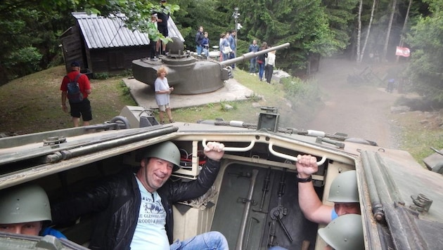 Mit dem Schützenpanzer im Bunkermuseum Wurzenpass