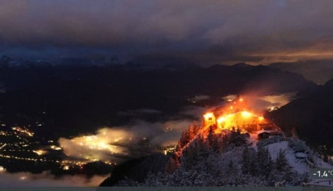 Flammen aus dem Kehlsteinhaus schlugen in den Nachthimmel.
