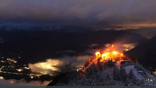 Flammen aus dem Kehlsteinhaus schlugen in den Nachthimmel.