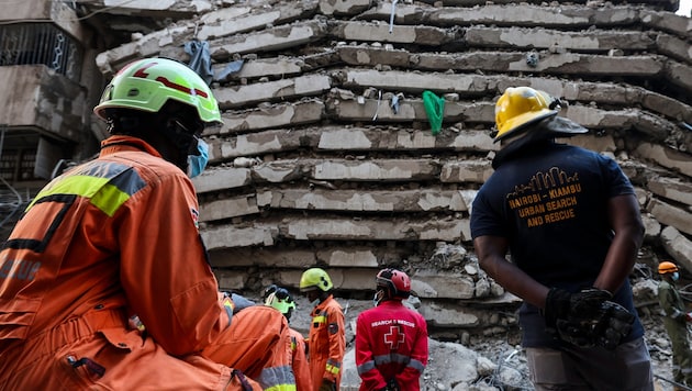 Der Unglücksort in Nairobi – Einsatzkräfte versuchen, nochlebende Verschüttete zu retten.