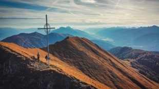 Das Gipfelkreuz des Lumkofels in den Gailtaler Alpen braucht etwas Pflege.