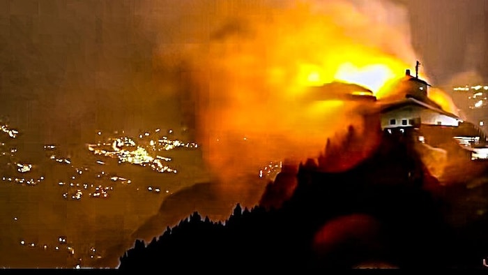 Meterhohe Flammen auf mehr als 1800 Metern Seehöhe.