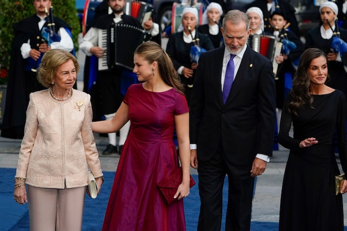 Kronprinzessin Leonor wurde von Oma Sofía, Papa Felipe und Mama Letizia unterstützt.