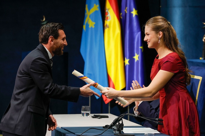 Auch Lionel Messi befand sich unter den Preisträgern, die Kronprinzessin Leonor an diesem Abend ...