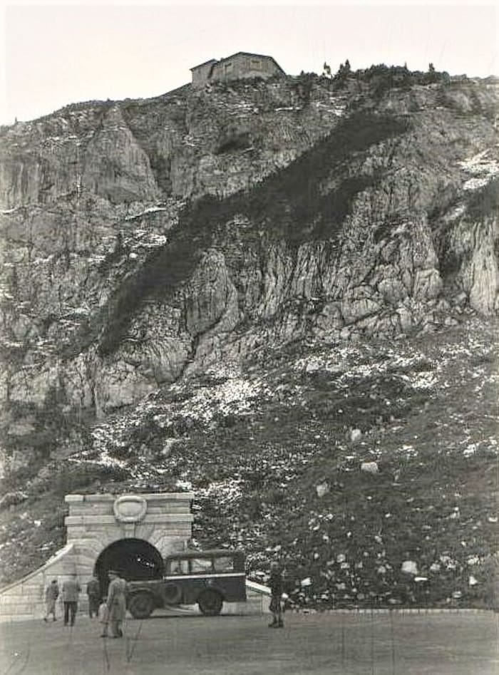 Der Eingang zum Tunnel, der zum Kehlsteinlift führt – das Bild entstand kurz nach der ...