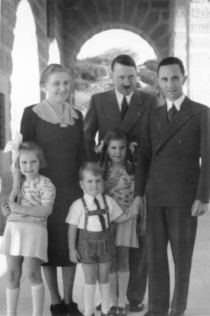 Hitler mit Familie Göbbels im Kehlsteinhaus im Jahr 1938
