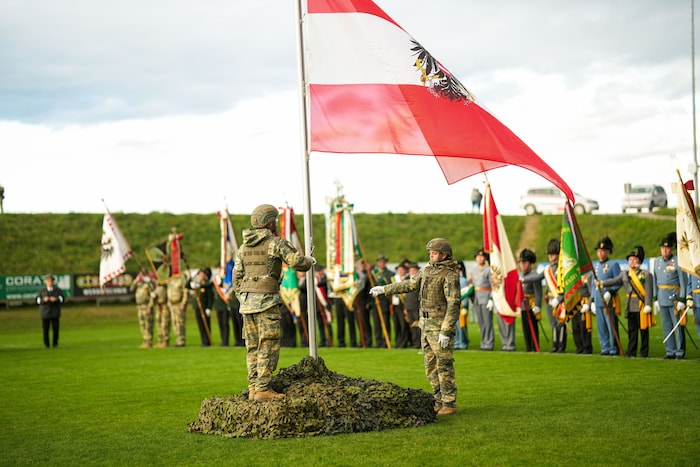 Die rot-weiß-rote Flagge wurde gehisst.