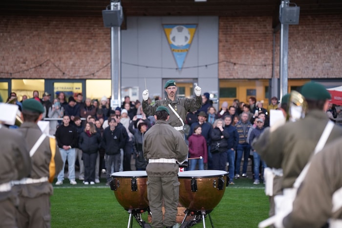 Die Militärmusik spielte auf.