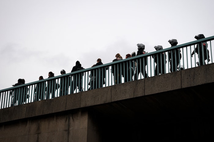 Französische Polizisten eskortieren Demonstranten in Paris.