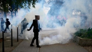 Etwa 150 Demonstranten, die trotz Verbots die Straße blockieren wollten, ließen sich nur mit ...