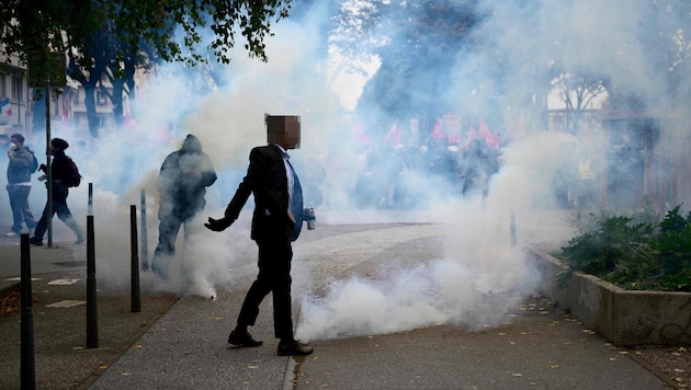 Etwa 150 Demonstranten, die trotz Verbots die Straße blockieren wollten, ließen sich nur mit ...