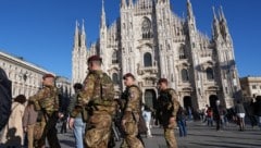 Italienische Fallschirmjäger bei ihrer Patrouille um den Mailänder Dom am Samstag