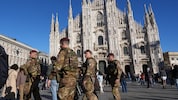 Italienische Fallschirmjäger bei ihrer Patrouille um den Mailänder Dom am Samstag