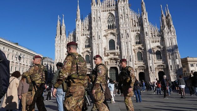 Italienische Fallschirmjäger bei ihrer Patrouille um den Mailänder Dom am Samstag