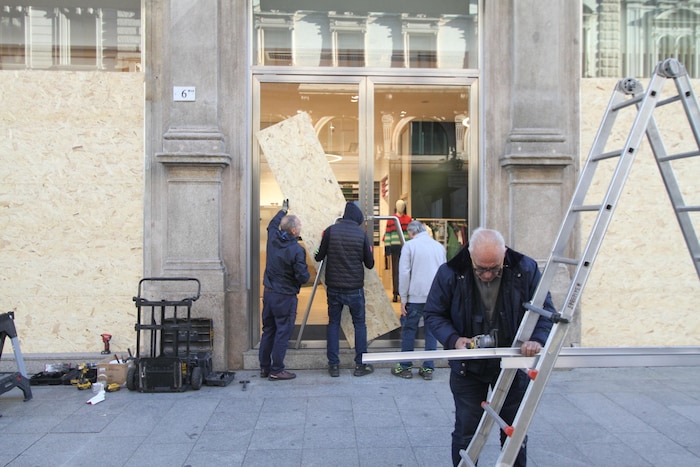 Manche Händler sicherten ihre Schaufenster mit Holzplatten, um Plünderungen zu verhindern.