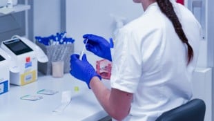 Mithilfe von mikrobakteriellen Schnelltests können im Labor Legionellen rasch identifiziert ...