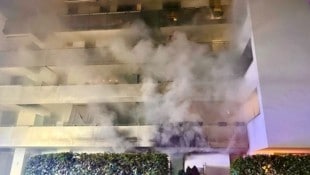 Dichter Rauch dringt aus der Wohnung.