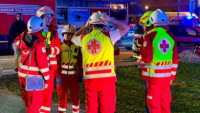 Die Rettungskräfte vor Ort: Es gab mehrere Verletzte.