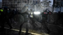 Hier ist zu sehen, wie Polizisten in Paris mit Demonstranten aneinander geraten.