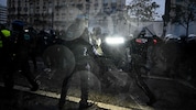 Hier ist zu sehen, wie Polizisten in Paris mit Demonstranten aneinander geraten.