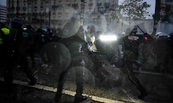 Hier ist zu sehen, wie Polizisten in Paris mit Demonstranten aneinander geraten.