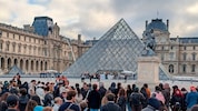 Louvre in Paris: Die Ausstellung des österreichischen Recycling-Künstlers unter der Glaspyramide ...